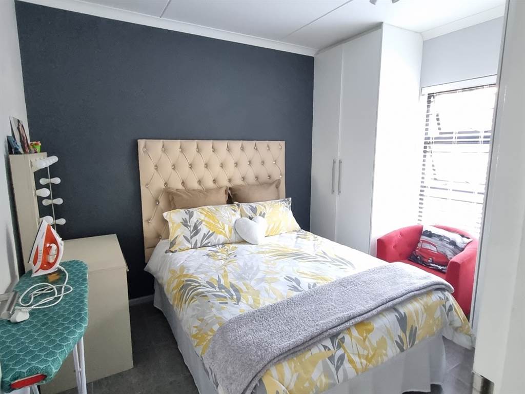 2 Bed Apartment in Umbogintwini photo number 4