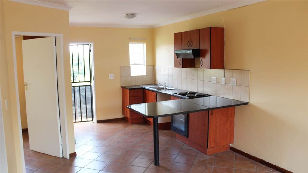 2 Bed Apartment in Pollak Park photo number 2