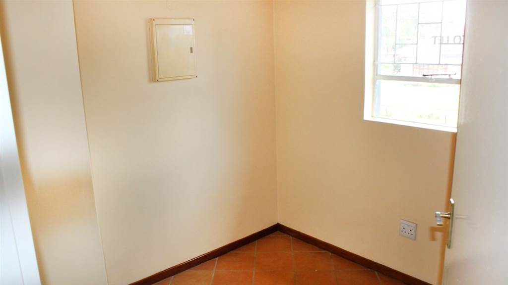 2 Bed Apartment in Pollak Park photo number 7