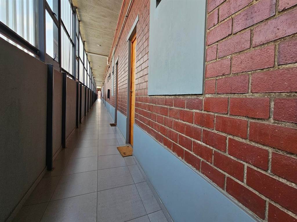 2 Bed Penthouse in Braamfontein Werf photo number 3