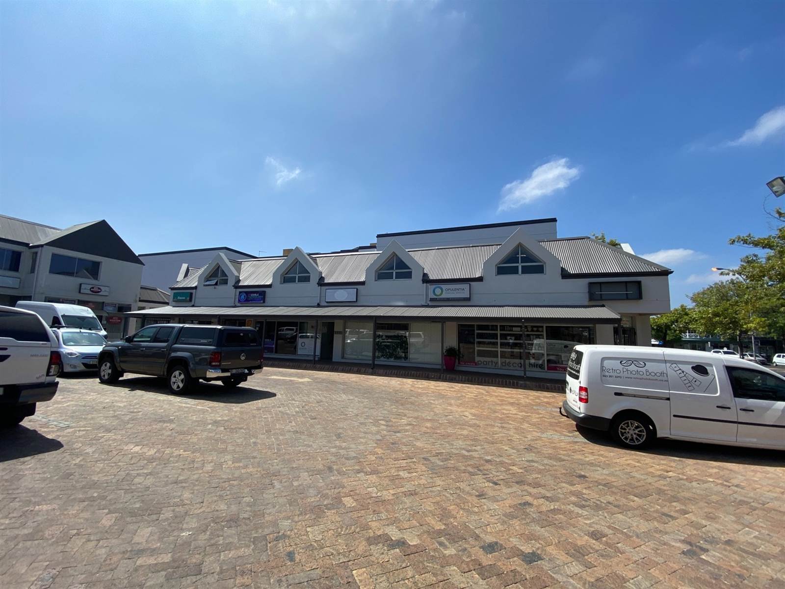 117  m² Commercial space in Somerset West Central photo number 1