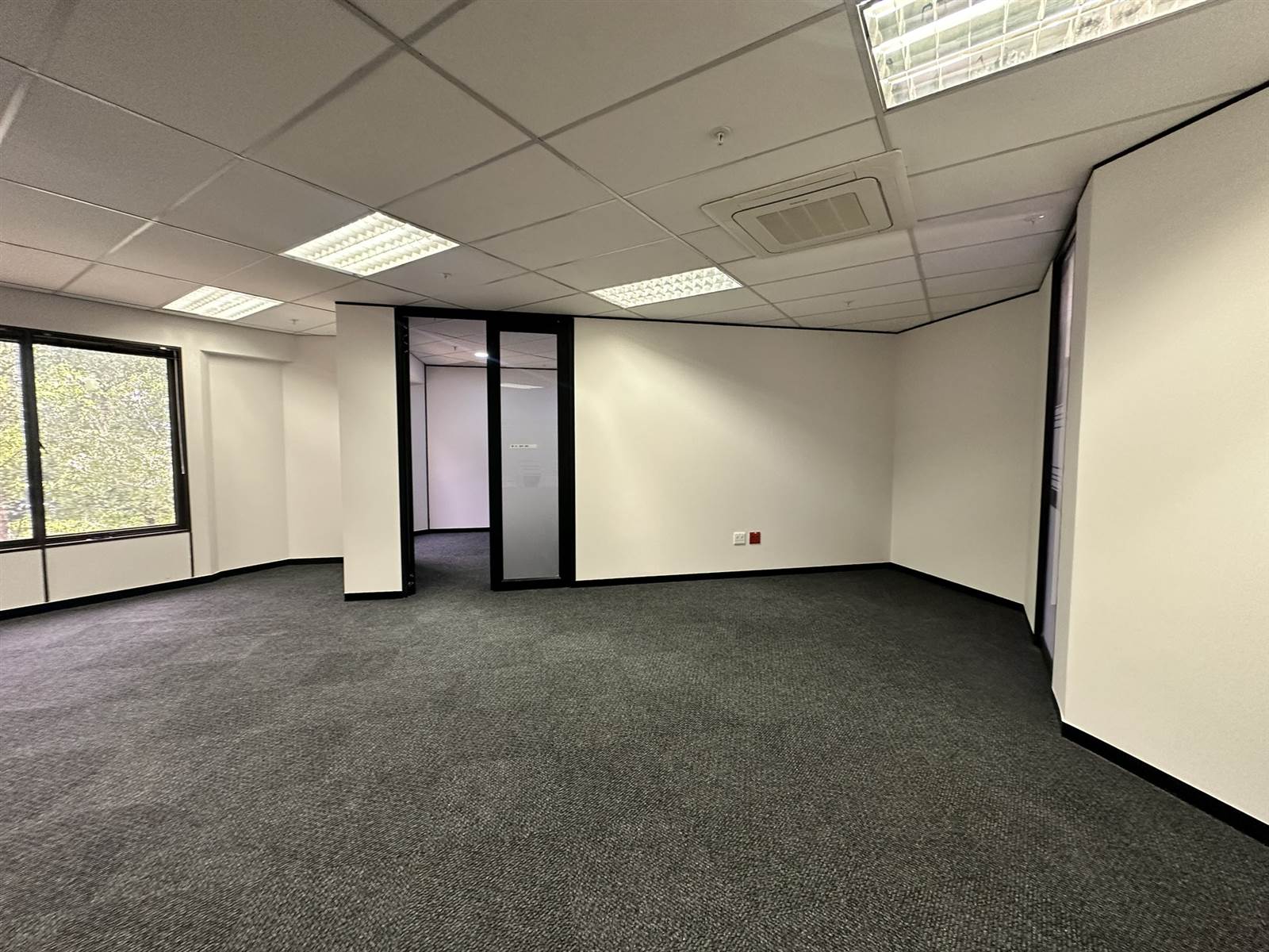 125  m² Commercial space in Parktown photo number 3
