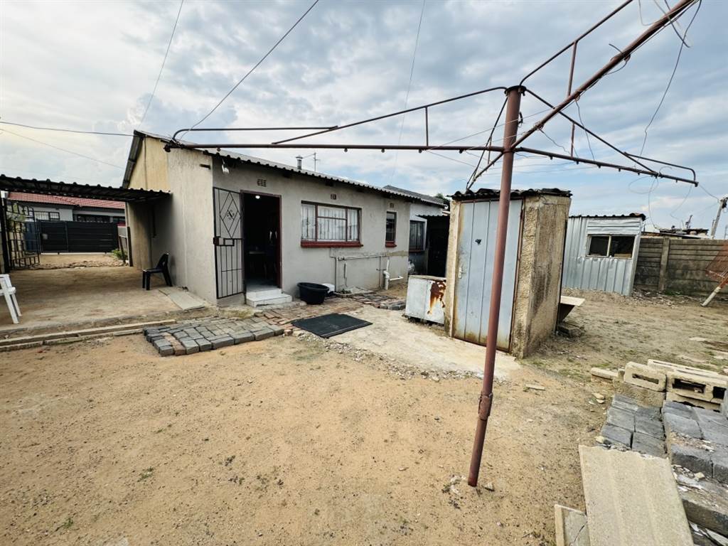 2 Bed House in Daveyton photo number 4