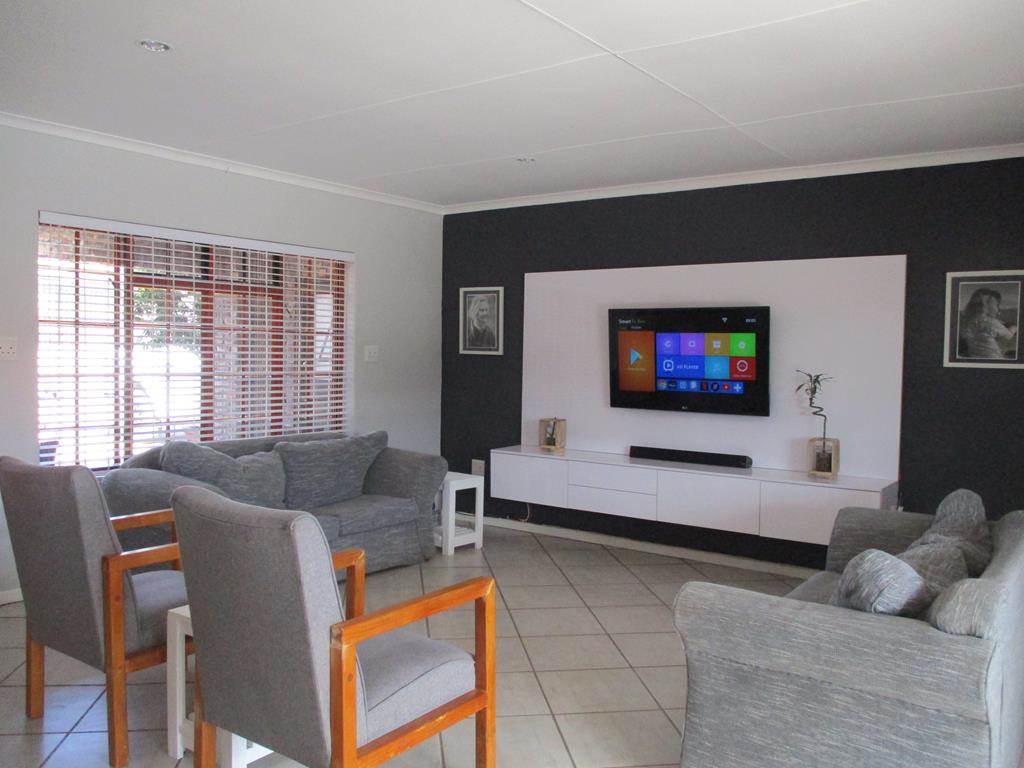 3 Bed House in Graaff Reinet photo number 27