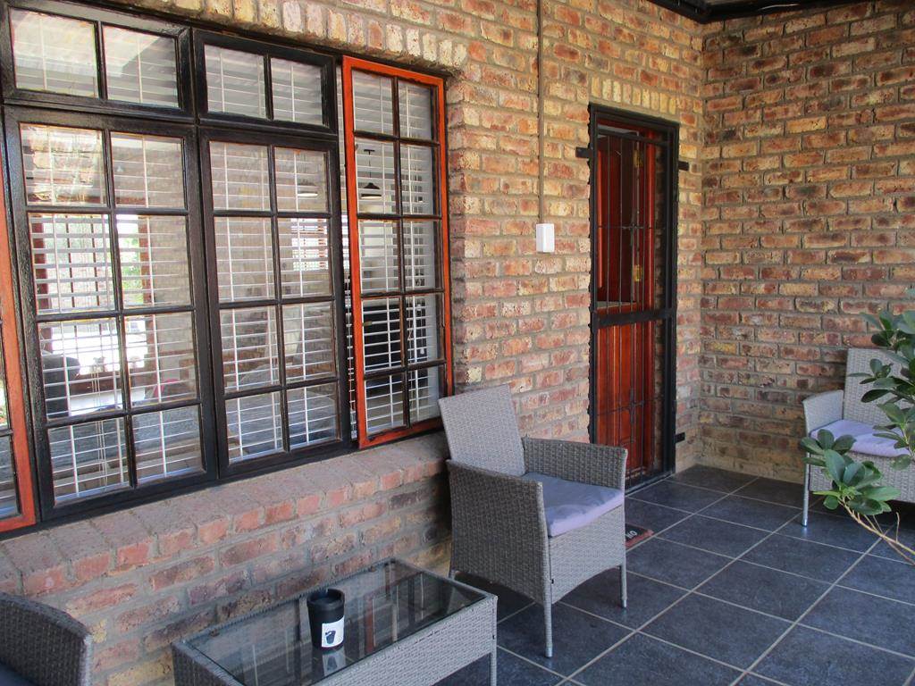 3 Bed House in Graaff Reinet photo number 4