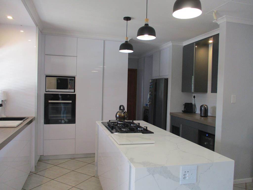 3 Bed House in Graaff Reinet photo number 15