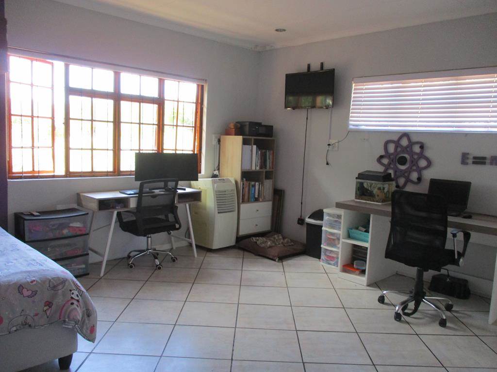 3 Bed House in Graaff Reinet photo number 25
