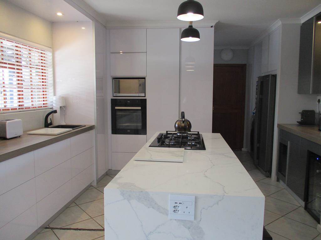 3 Bed House in Graaff Reinet photo number 14
