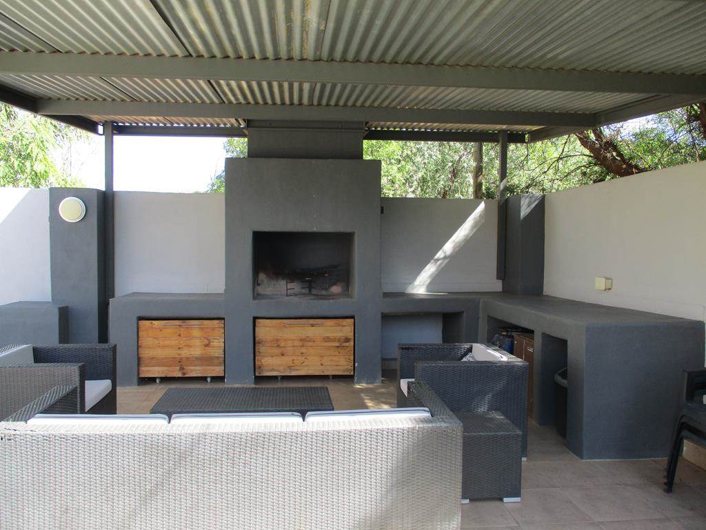 3 Bed House in Graaff Reinet photo number 3