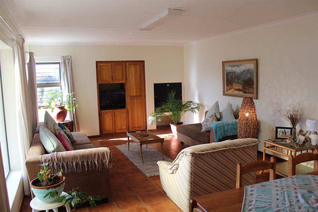 2 Bed House in Stilbaai photo number 2