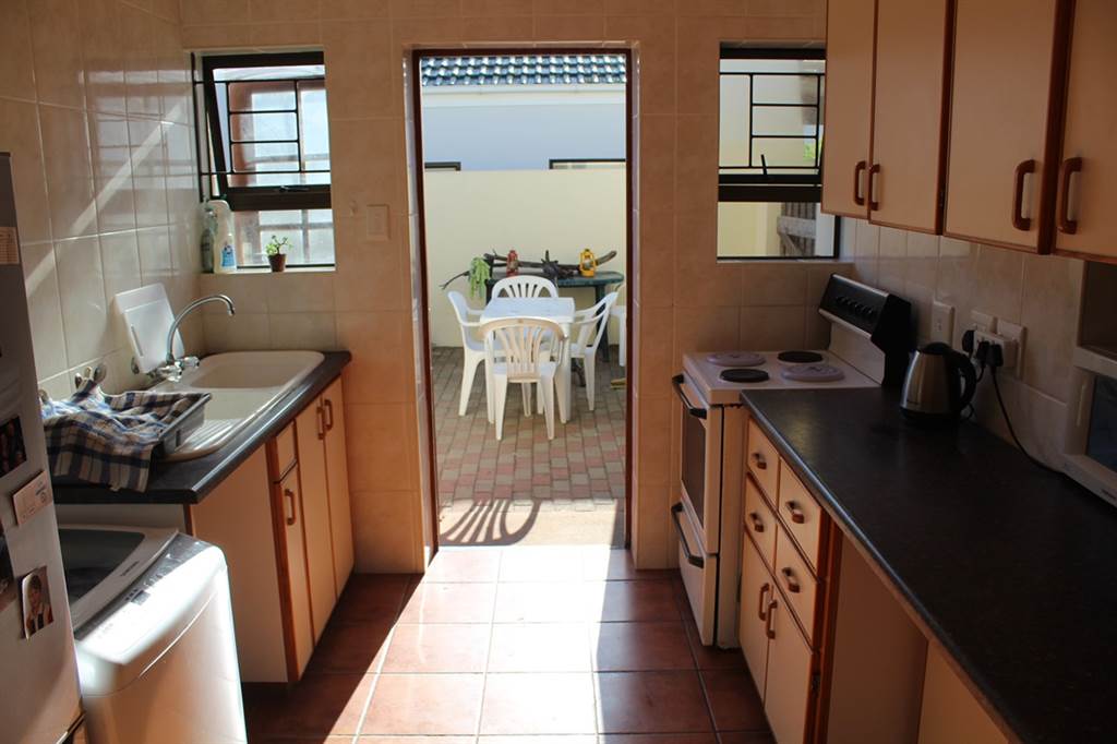 2 Bed House in Stilbaai photo number 3