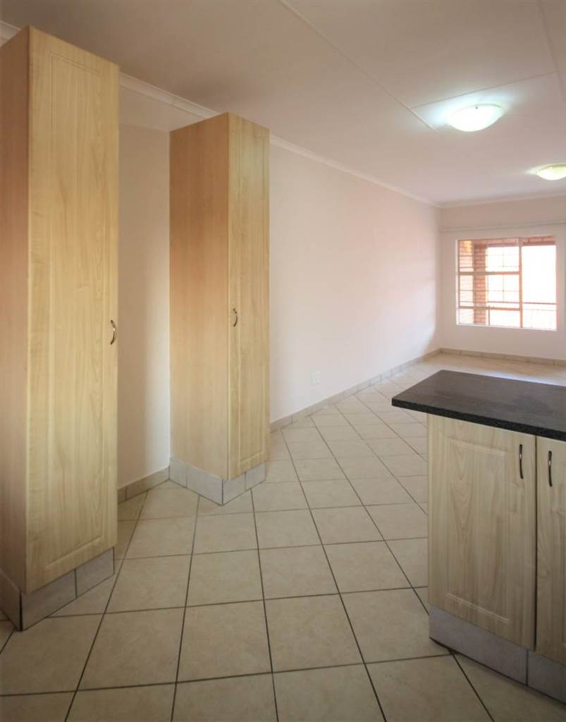 2 Bed Apartment in Hazeldean (Silverlakes Surroundings) photo number 8