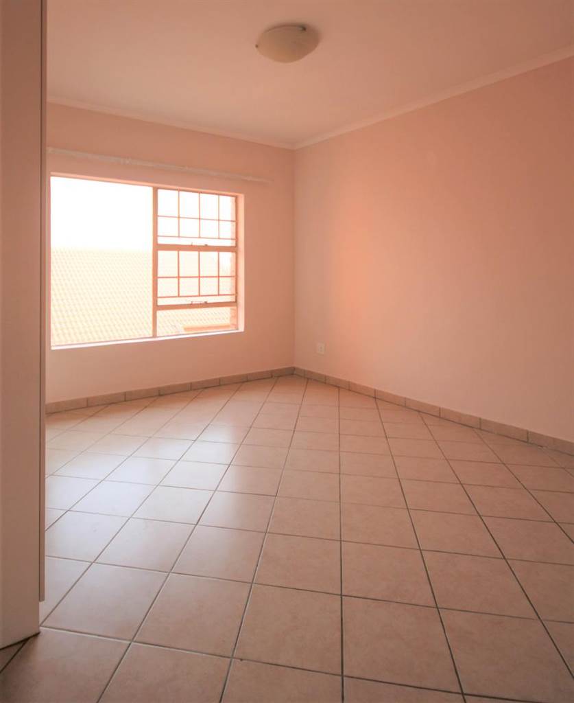 2 Bed Apartment in Hazeldean (Silverlakes Surroundings) photo number 11