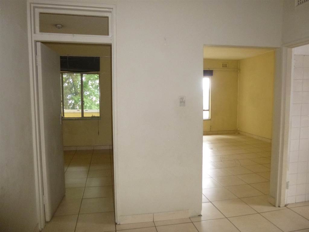 1.5 Bed Apartment in Pinetown Central photo number 5