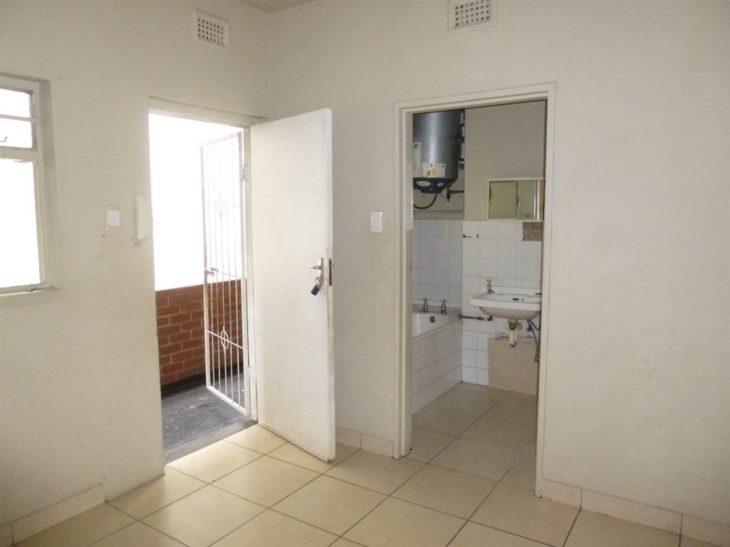 1.5 Bed Apartment in Pinetown Central photo number 4