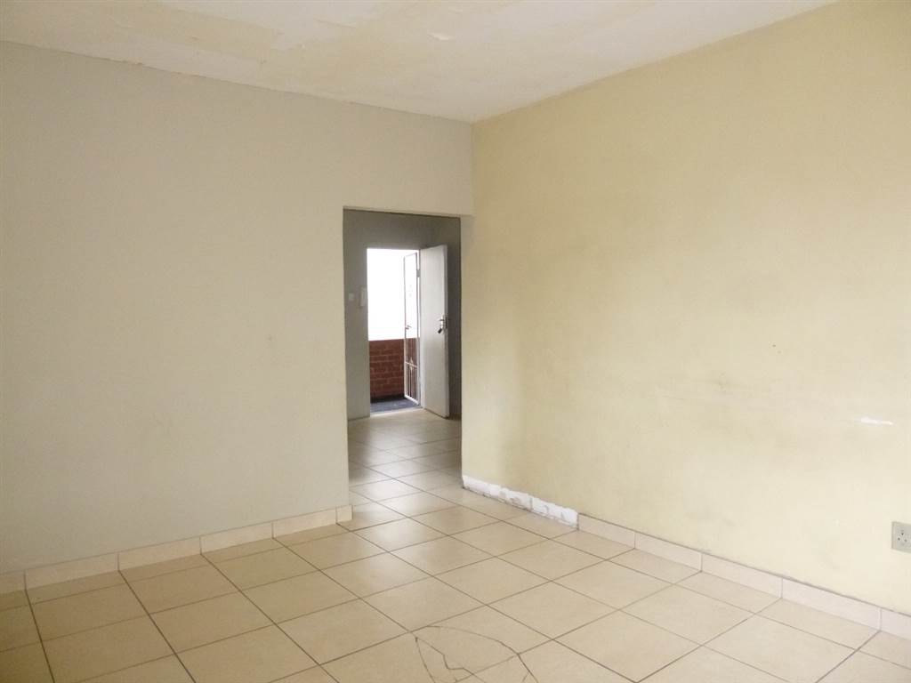 1.5 Bed Apartment in Pinetown Central photo number 3