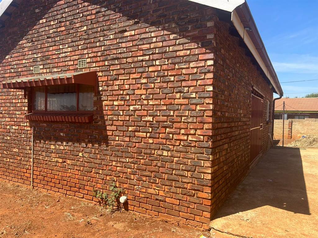 3 Bed House in Ikageng photo number 2