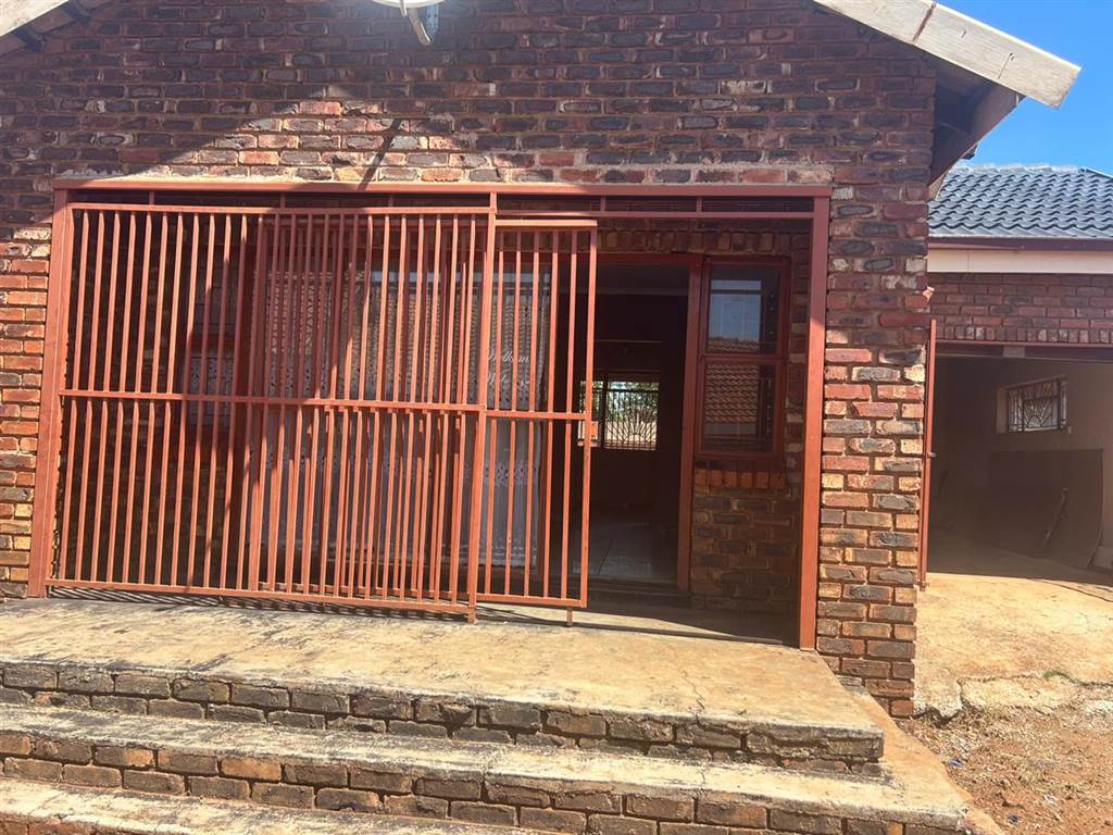 3 Bed House in Ikageng photo number 7