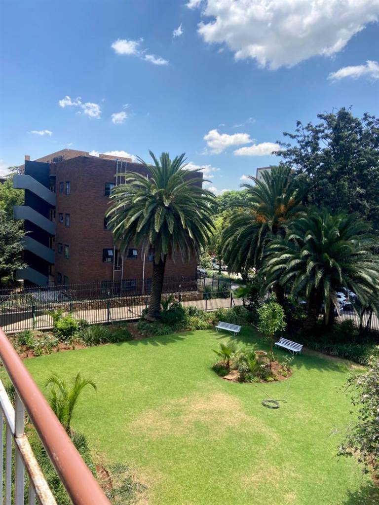 1 Bed Apartment in Parktown photo number 17