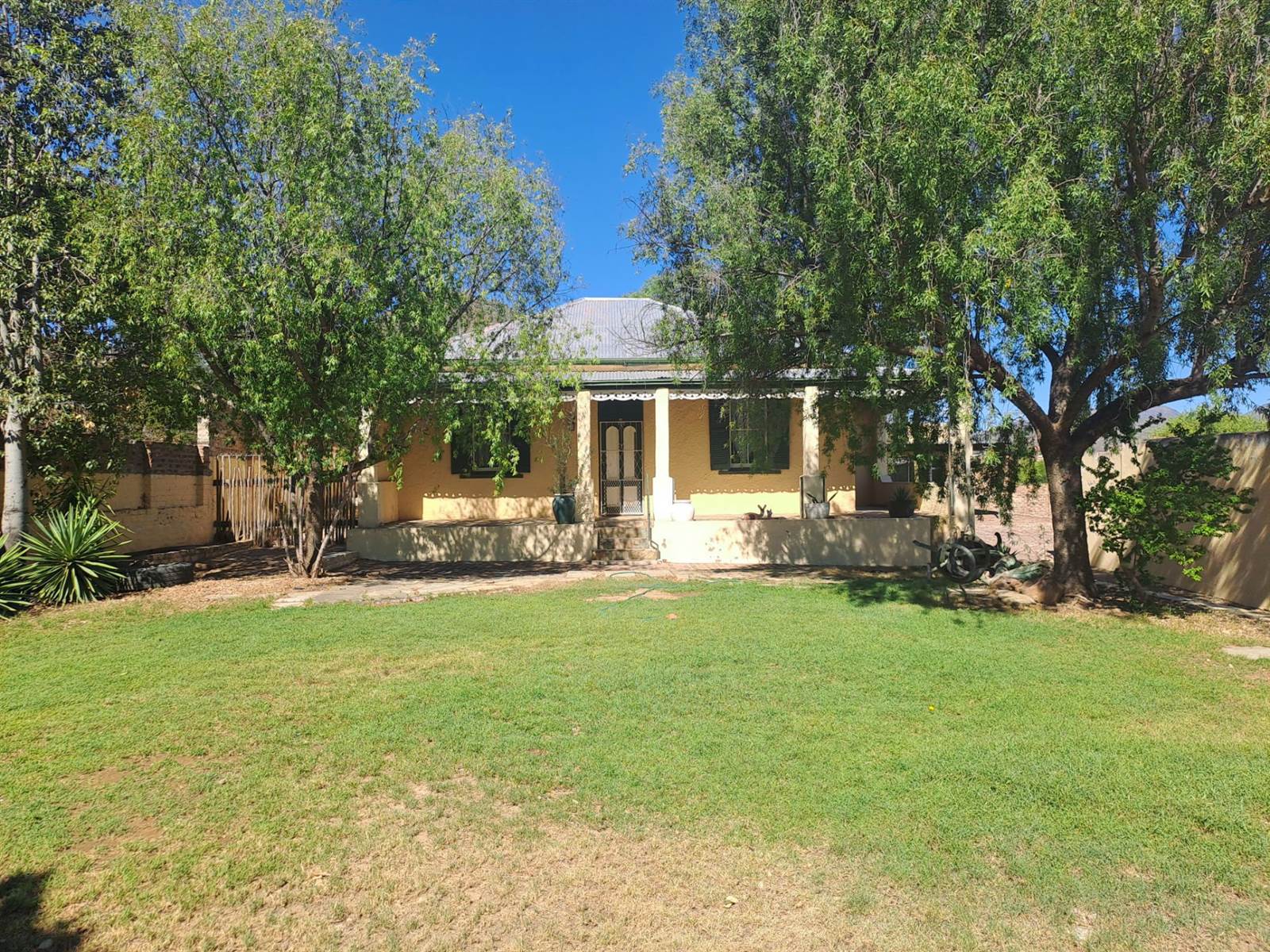 2 Bed House in Graaff Reinet photo number 1