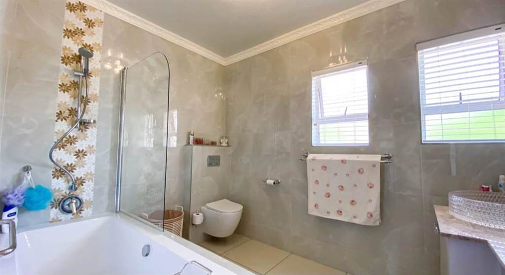 4 Bed House in Greenstone Hill photo number 26