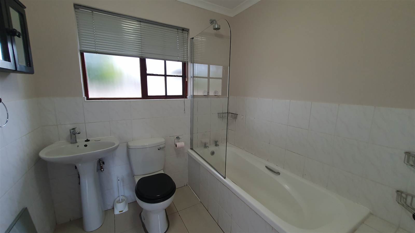 2 Bed Simplex in Cleland photo number 15