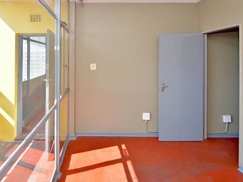 Studio Apartment in Hillbrow photo number 6