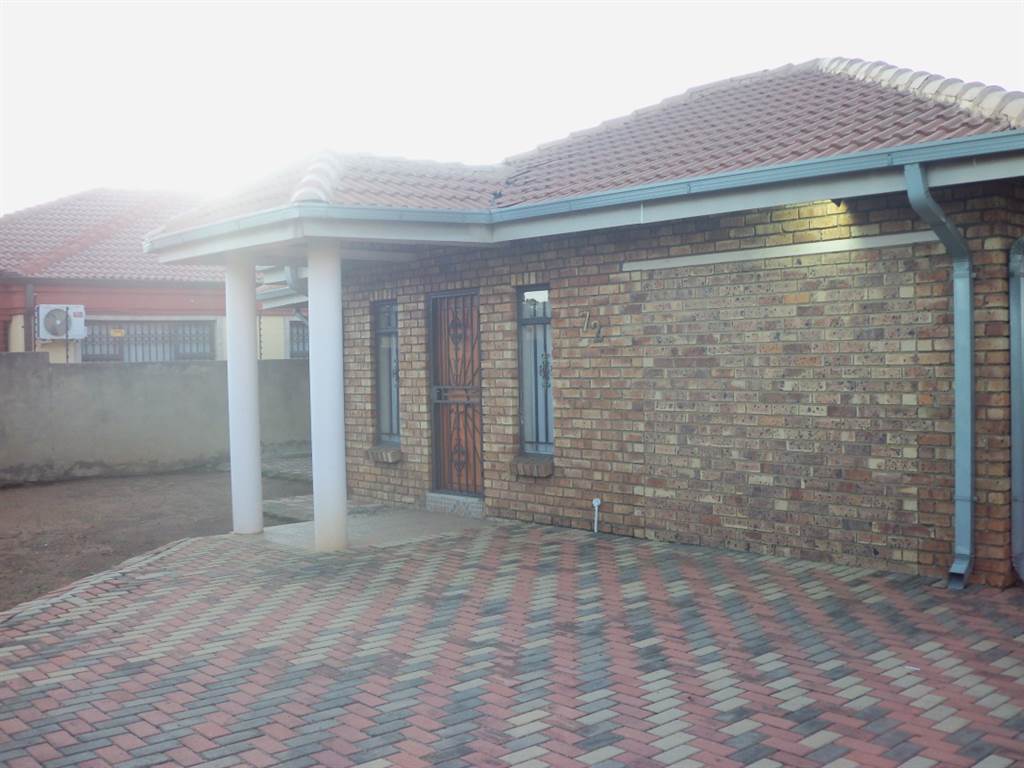 4 Bed House in Middelburg ext 18 photo number 2