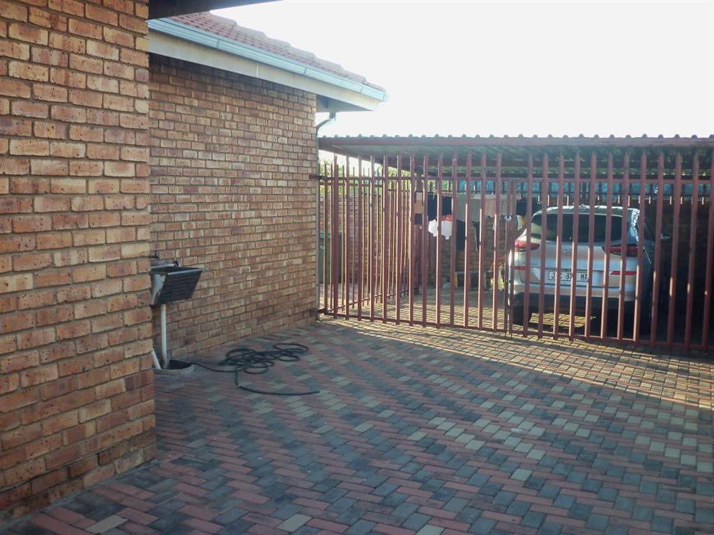 4 Bed House in Middelburg ext 18 photo number 3