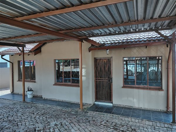 6 Bed House in Ikageng