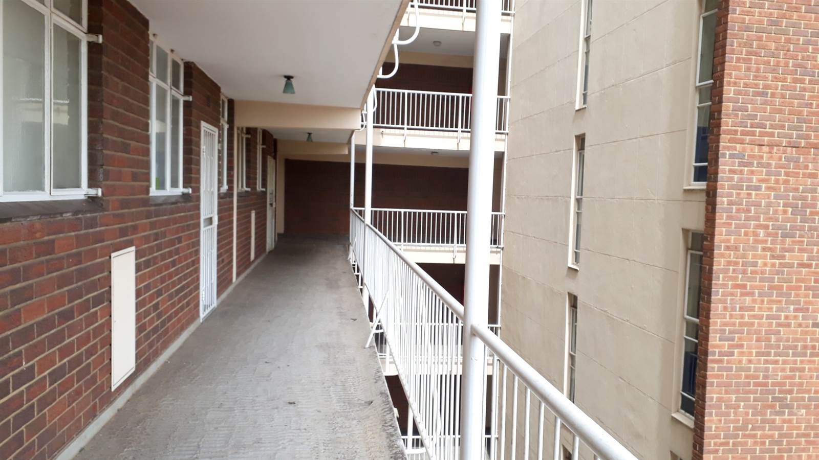 1 Bed Apartment in Vereeniging Central photo number 5