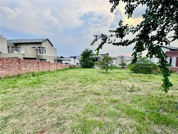 856 m² Land