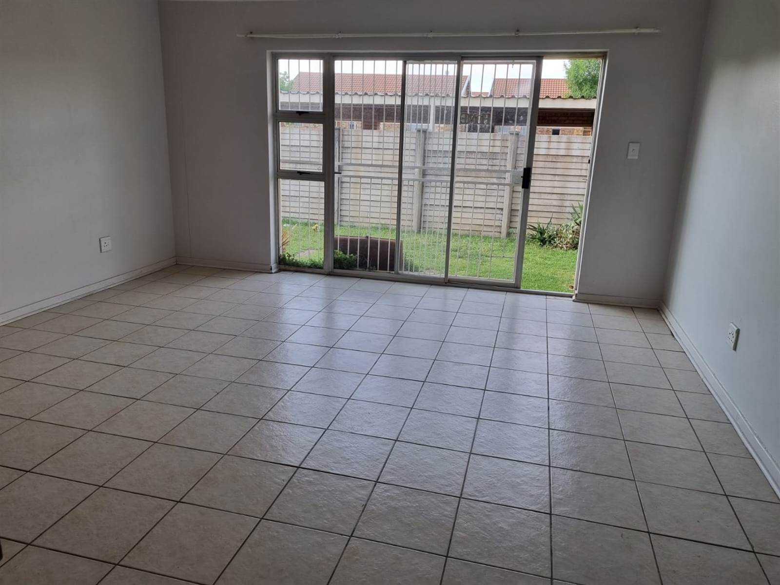 2 Bed Townhouse in Quaggafontein photo number 8