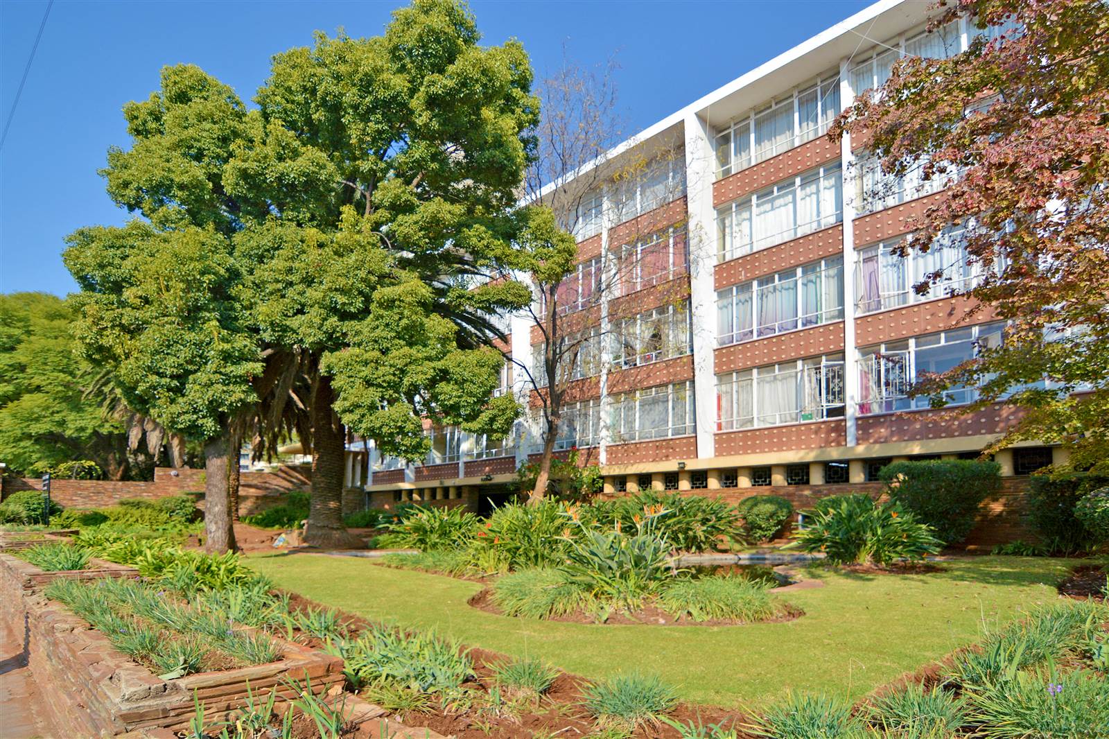1 Bed Apartment in Parktown photo number 5
