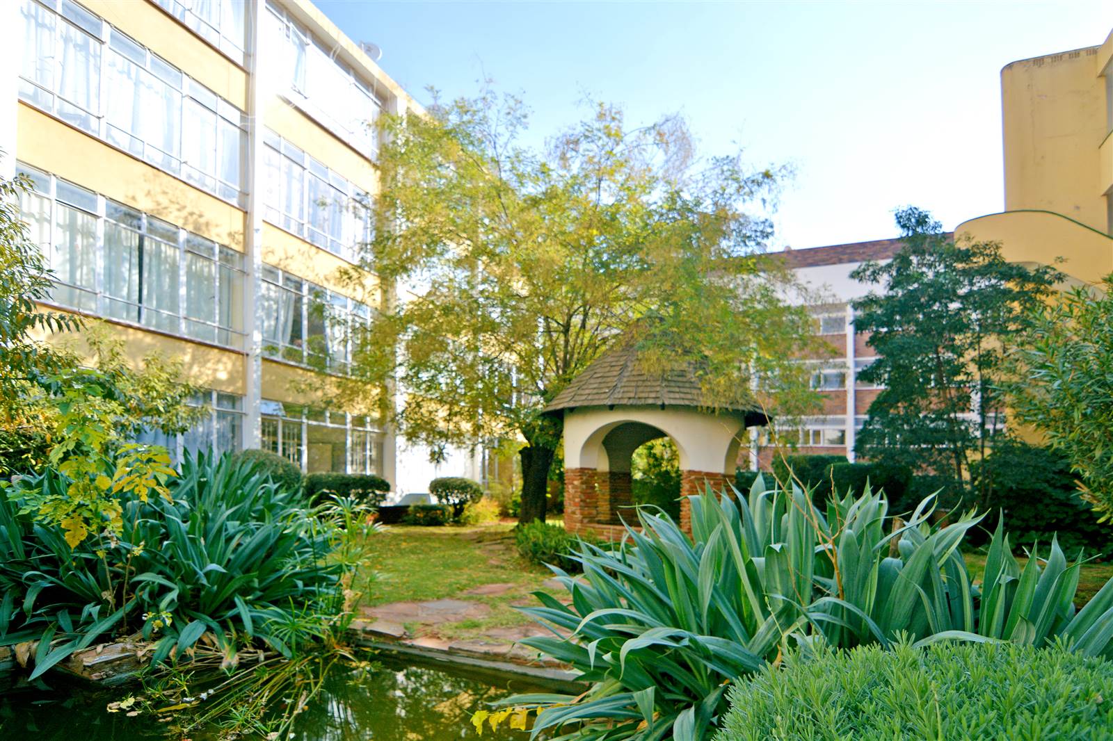 1 Bed Apartment in Parktown photo number 1