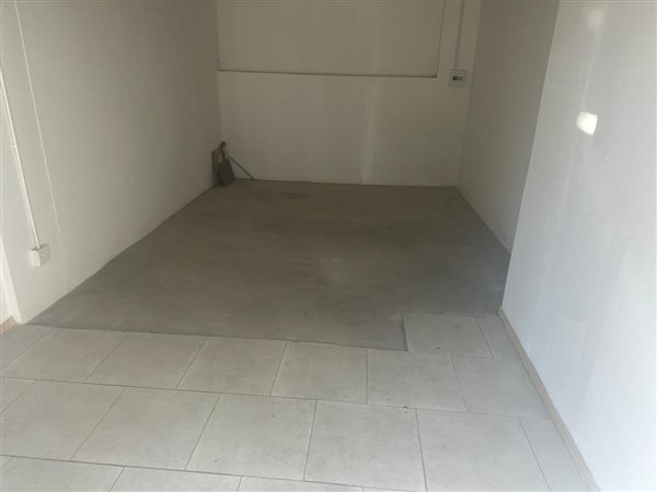 32  m² Retail Space