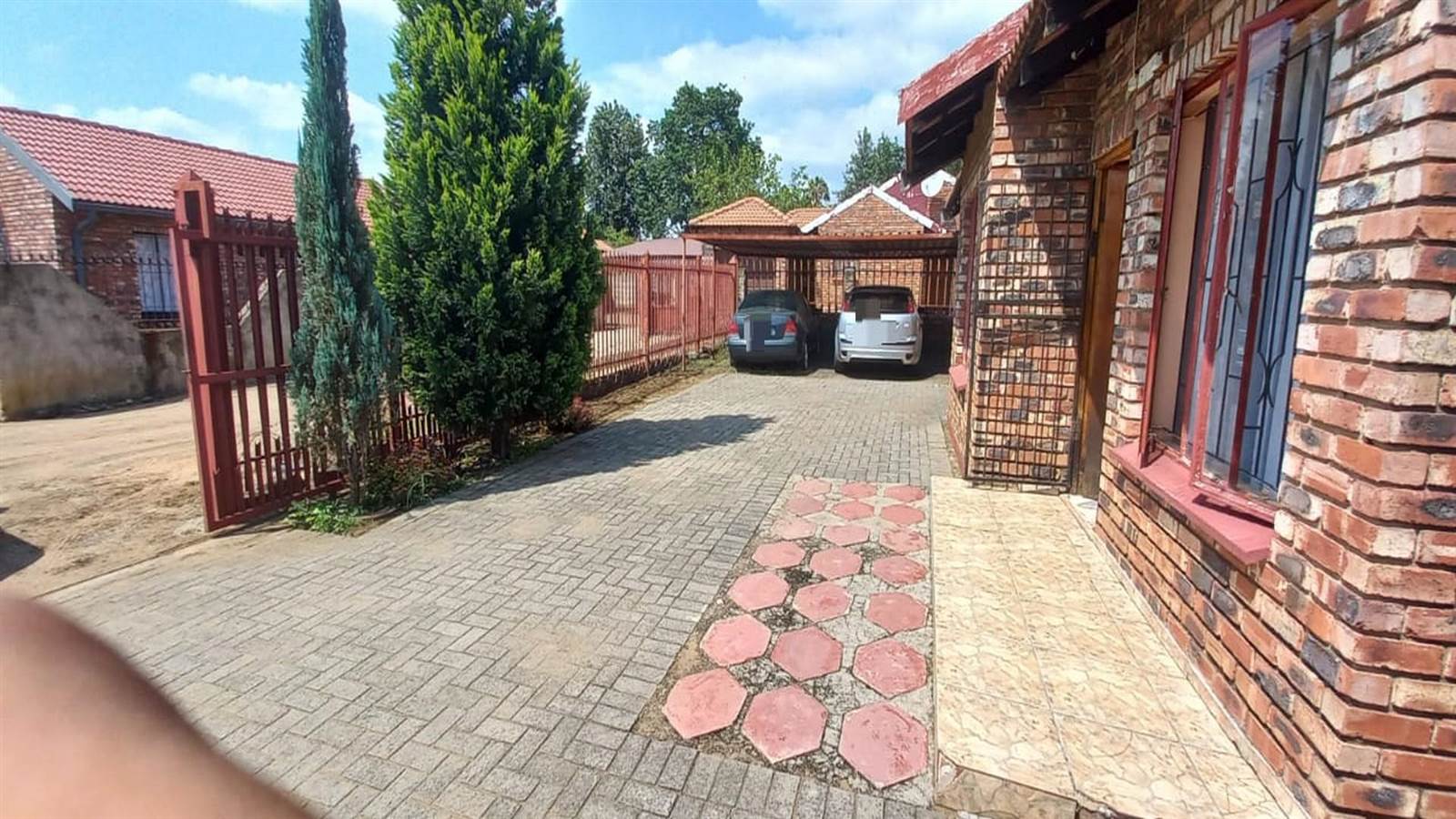 3 Bed House in Rustenburg North photo number 3