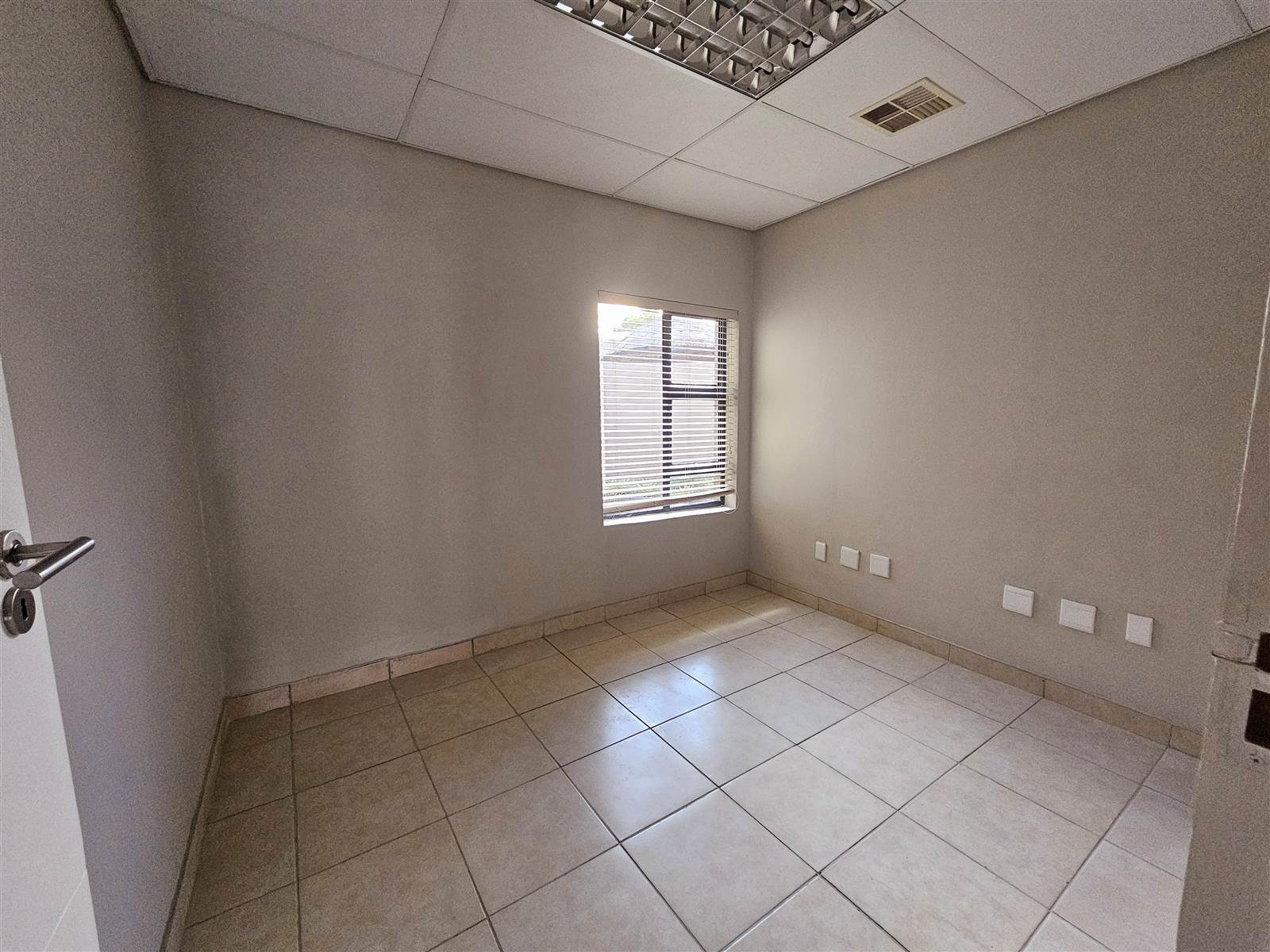 432  m² Commercial space in Garsfontein photo number 18