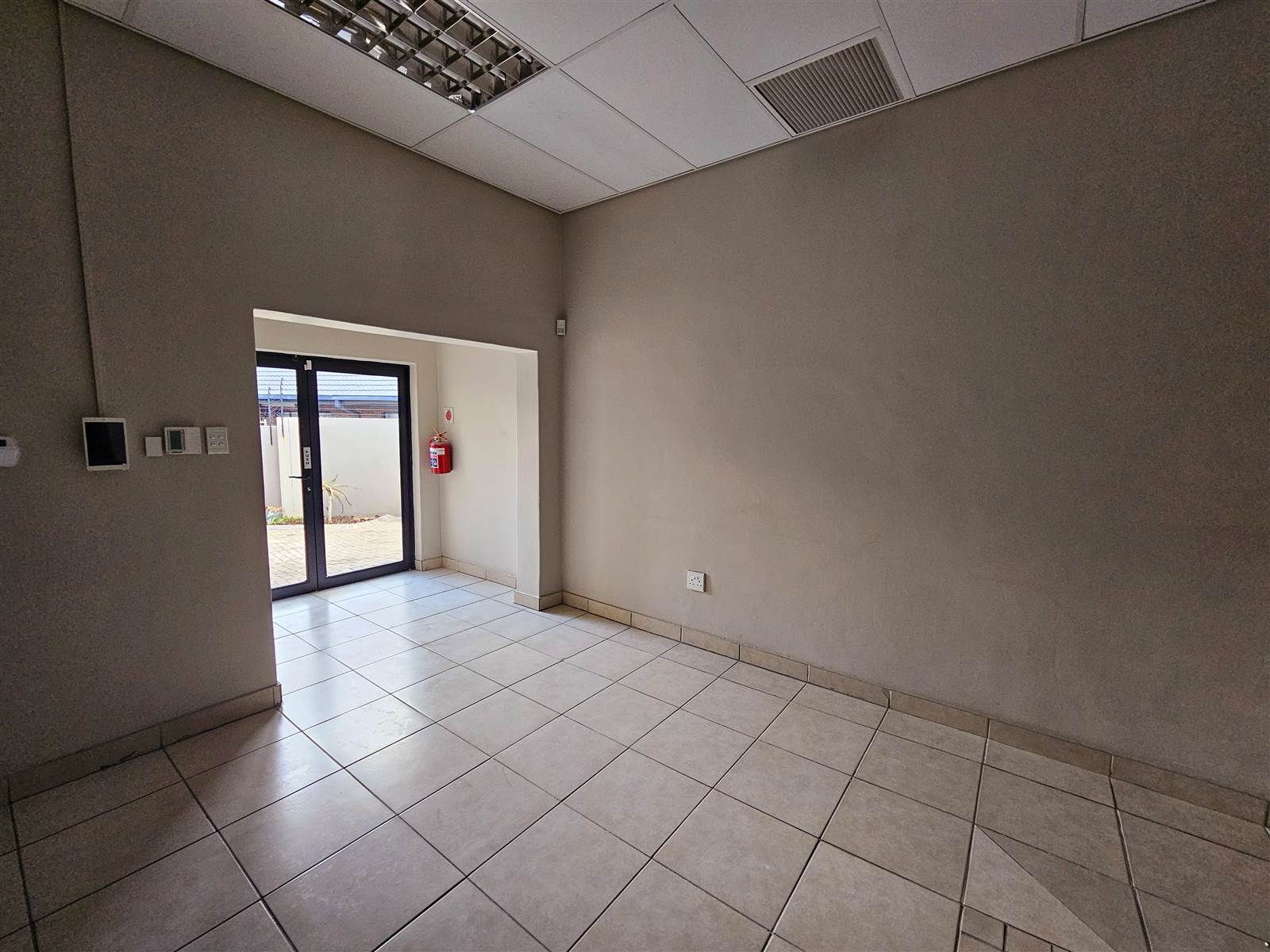 432  m² Commercial space in Garsfontein photo number 14