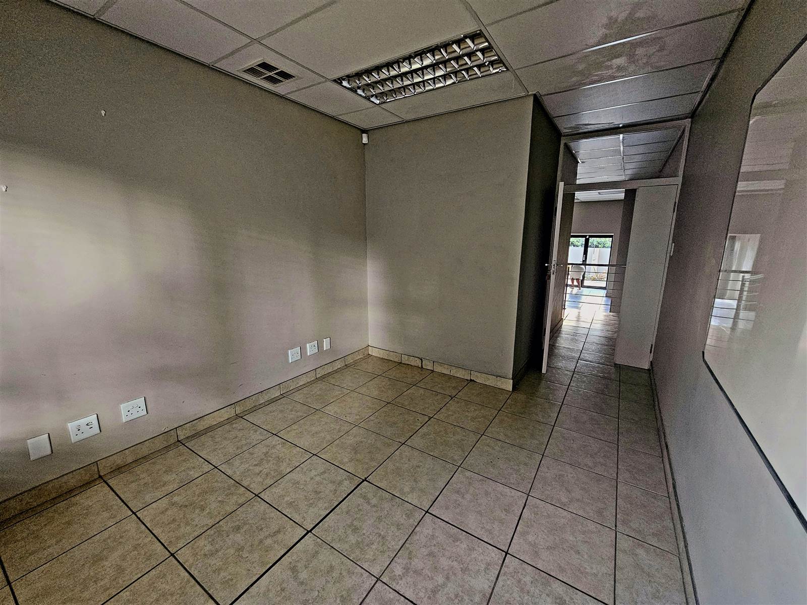 432  m² Commercial space in Garsfontein photo number 21