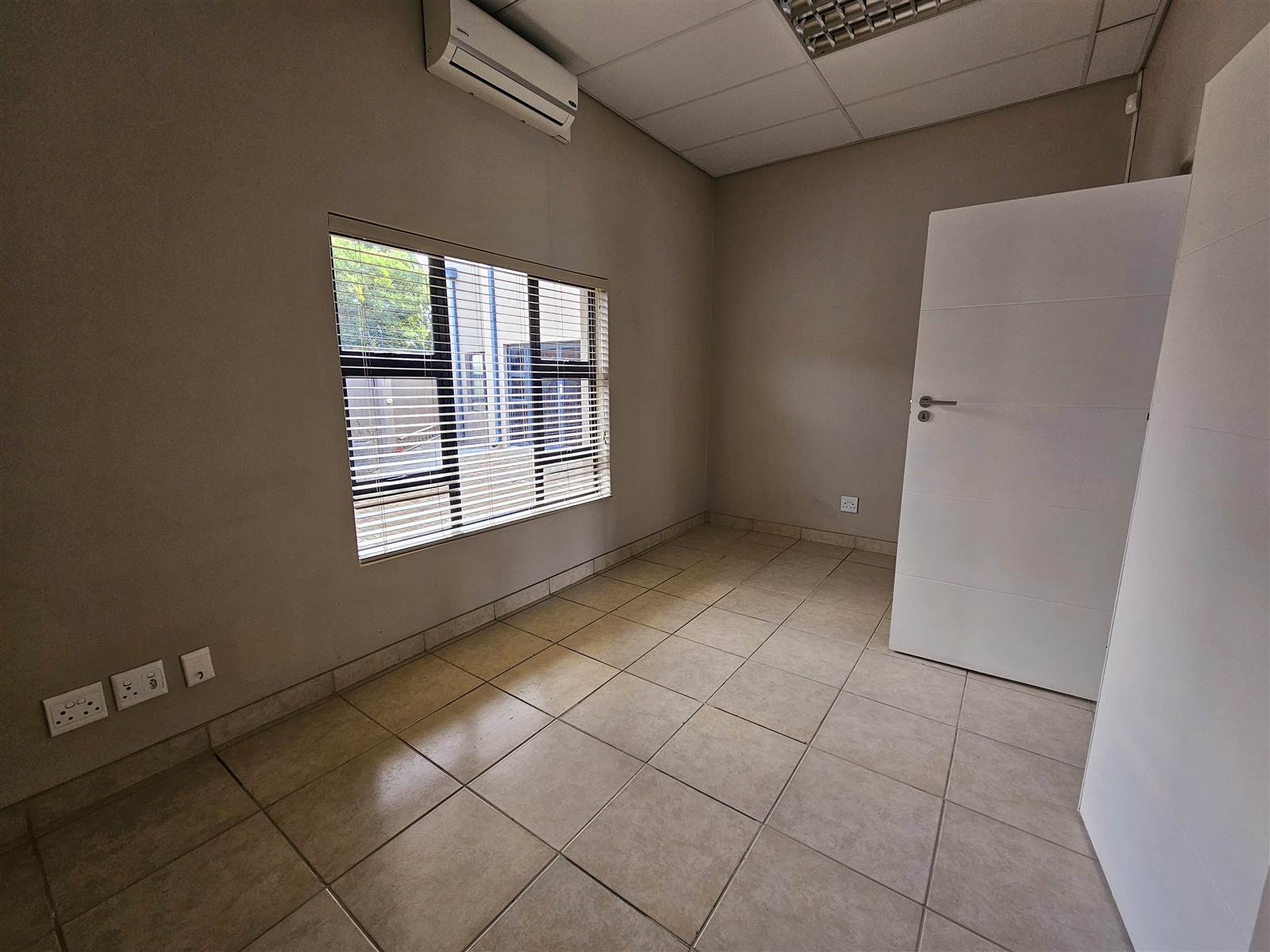 432  m² Commercial space in Garsfontein photo number 5