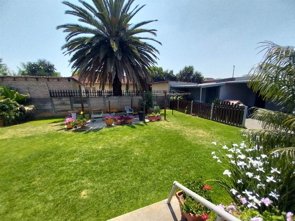 4 Bed House in Brakpan Central photo number 10