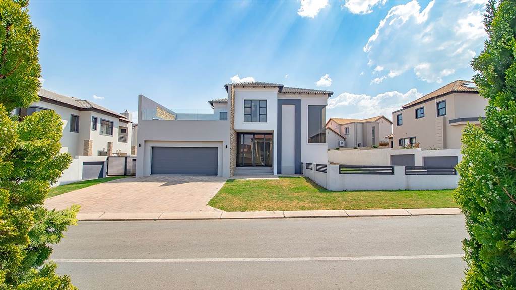 4 Bed House in Blue Valley Golf Estate photo number 1