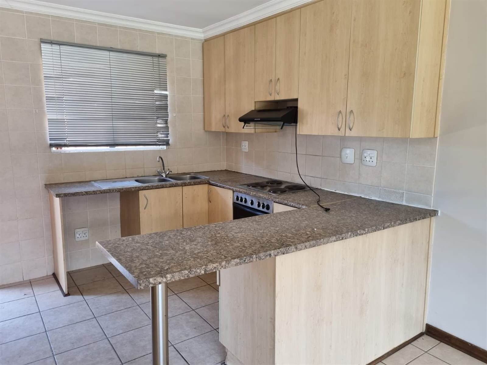 2 Bed Townhouse in Bloemfontein photo number 11