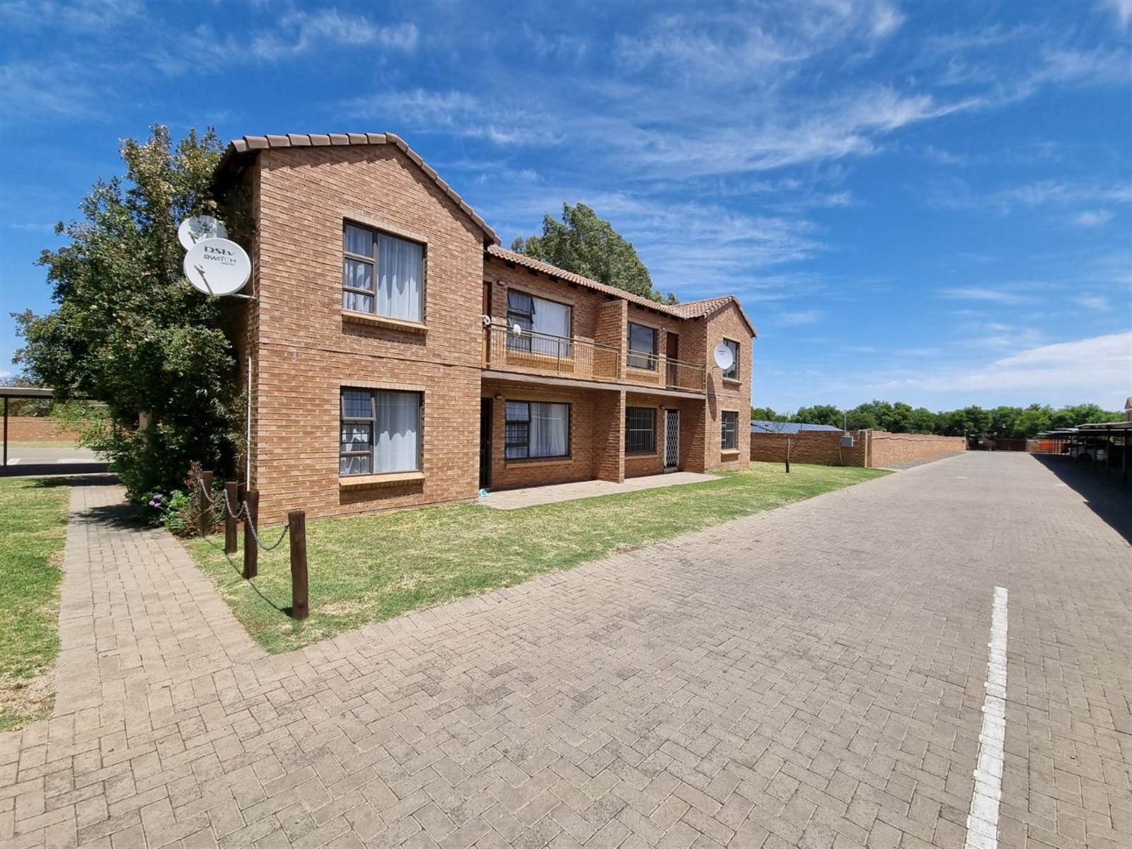 2 Bed Townhouse in Bloemfontein photo number 1