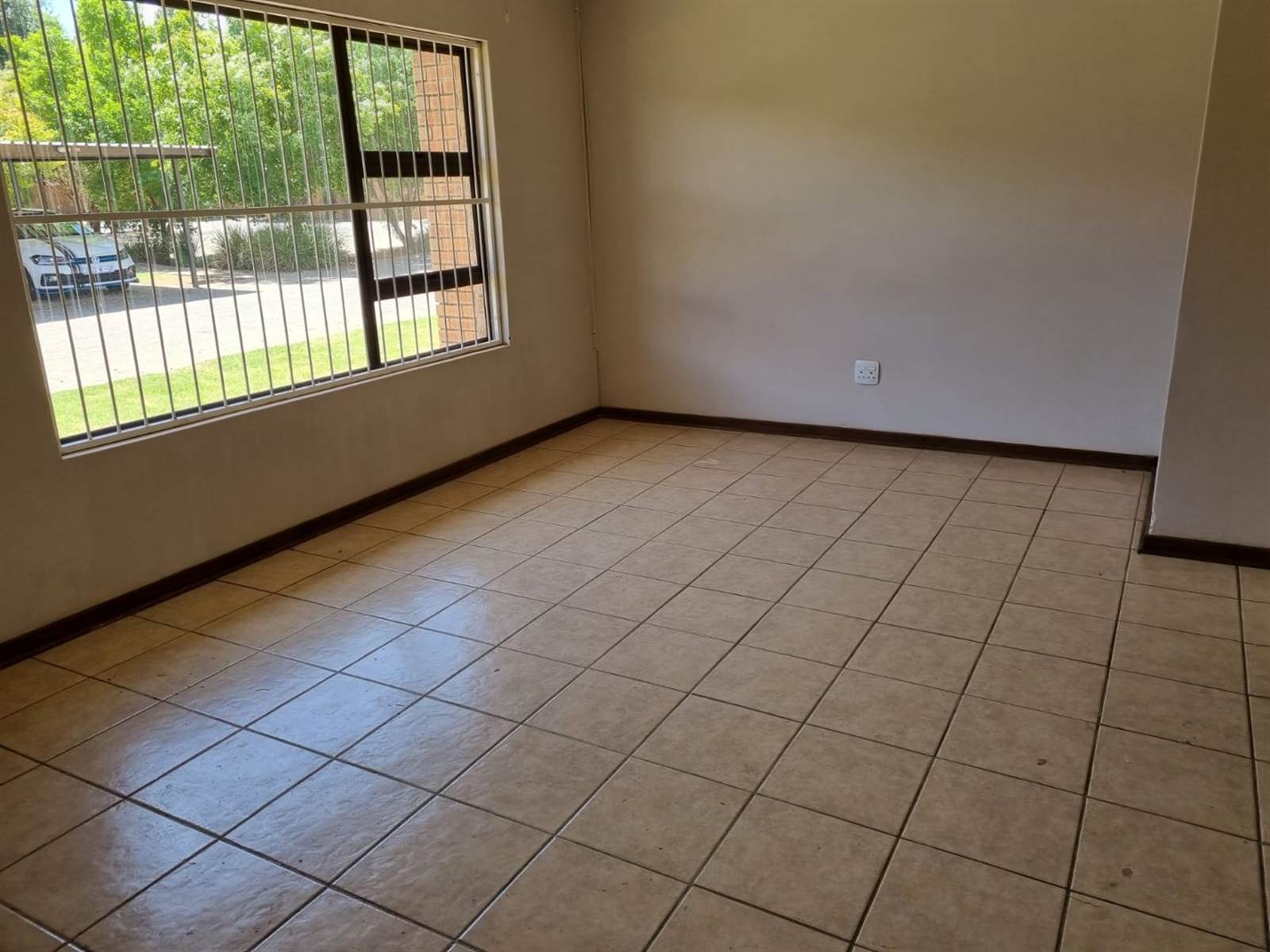 2 Bed Townhouse in Bloemfontein photo number 9