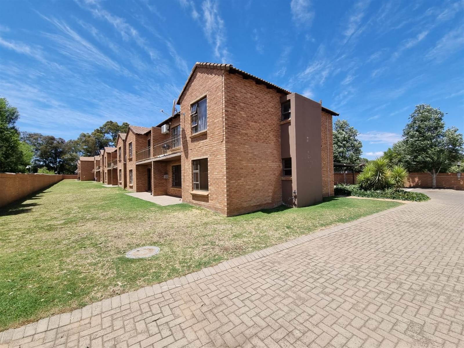 2 Bed Townhouse in Bloemfontein photo number 4