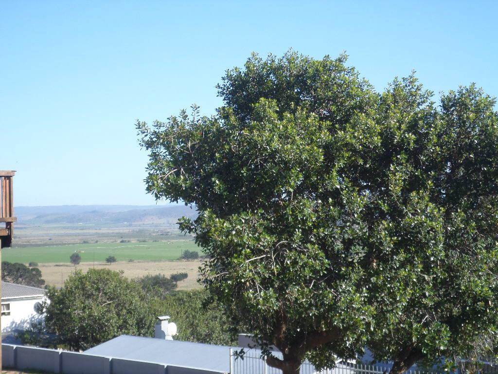 651 m² Land available in Fraaiuitsig photo number 13