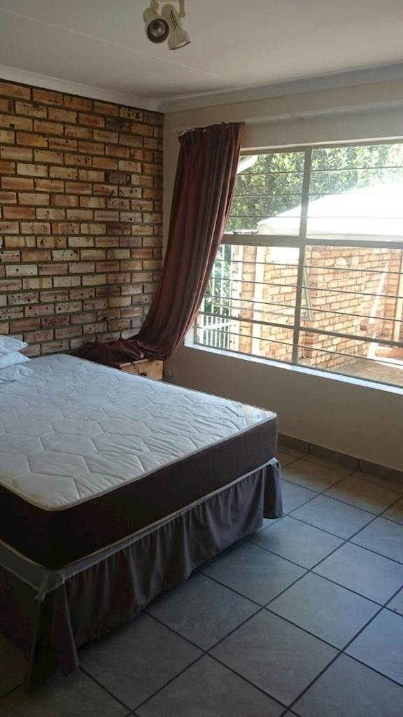 2 Bed Townhouse in Krugersdorp North photo number 5