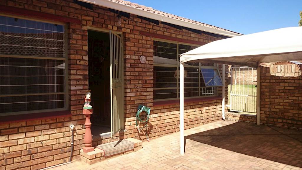 2 Bed Townhouse in Krugersdorp North photo number 4
